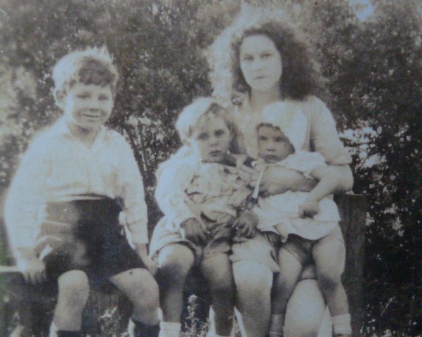 Noel, Neville, Nita and Ken Janson 1930